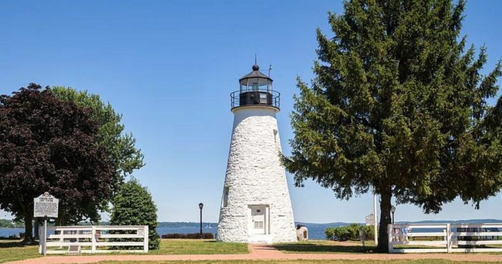 Friends-Concord-Point-Lighthouse-in-Aberdeen