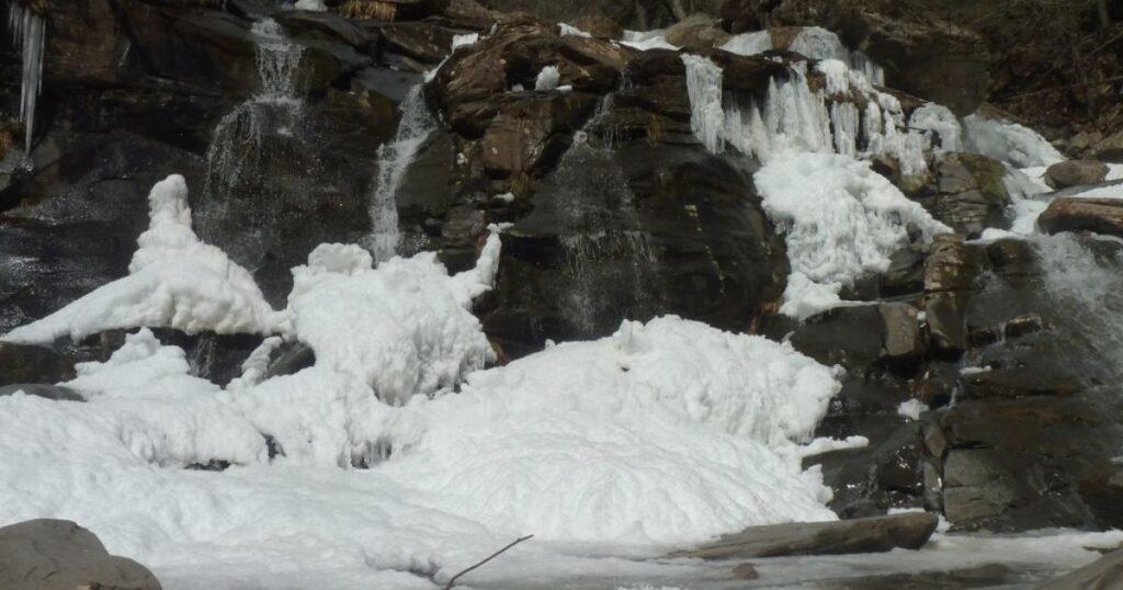 Bastion-Falls-in-winter