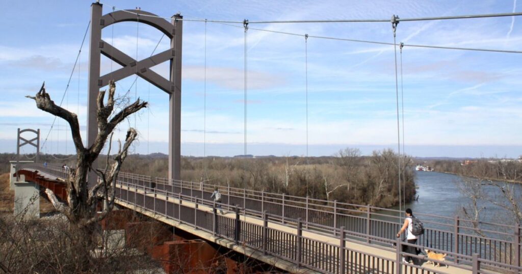 Cumberland-River-Pedestrian-Bridge-in-Nashville