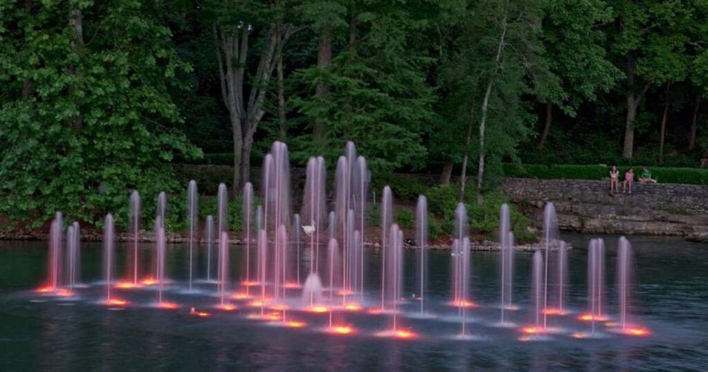 water-dances-on-the-surface-during-the-water-show-at-spring-park